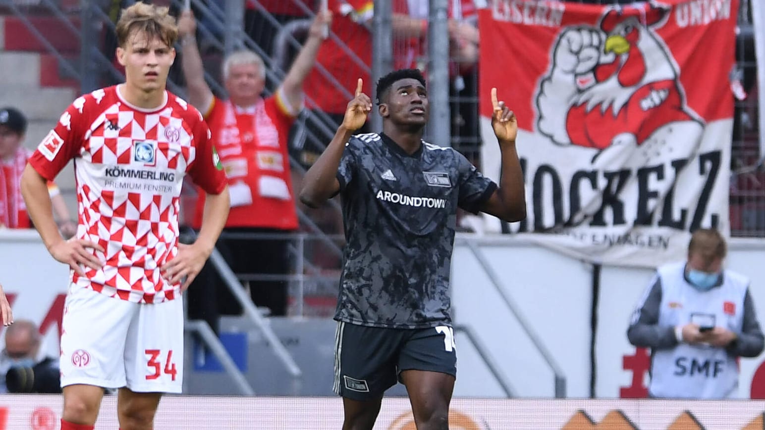 Zwei Finger für zwei Tore gen Himmel: Union-Torjäger Taiwo Awoniyi. Zwei Finger für zwei Tore gen Himmel: Union-Torjäger Taiwo Awoniyi.