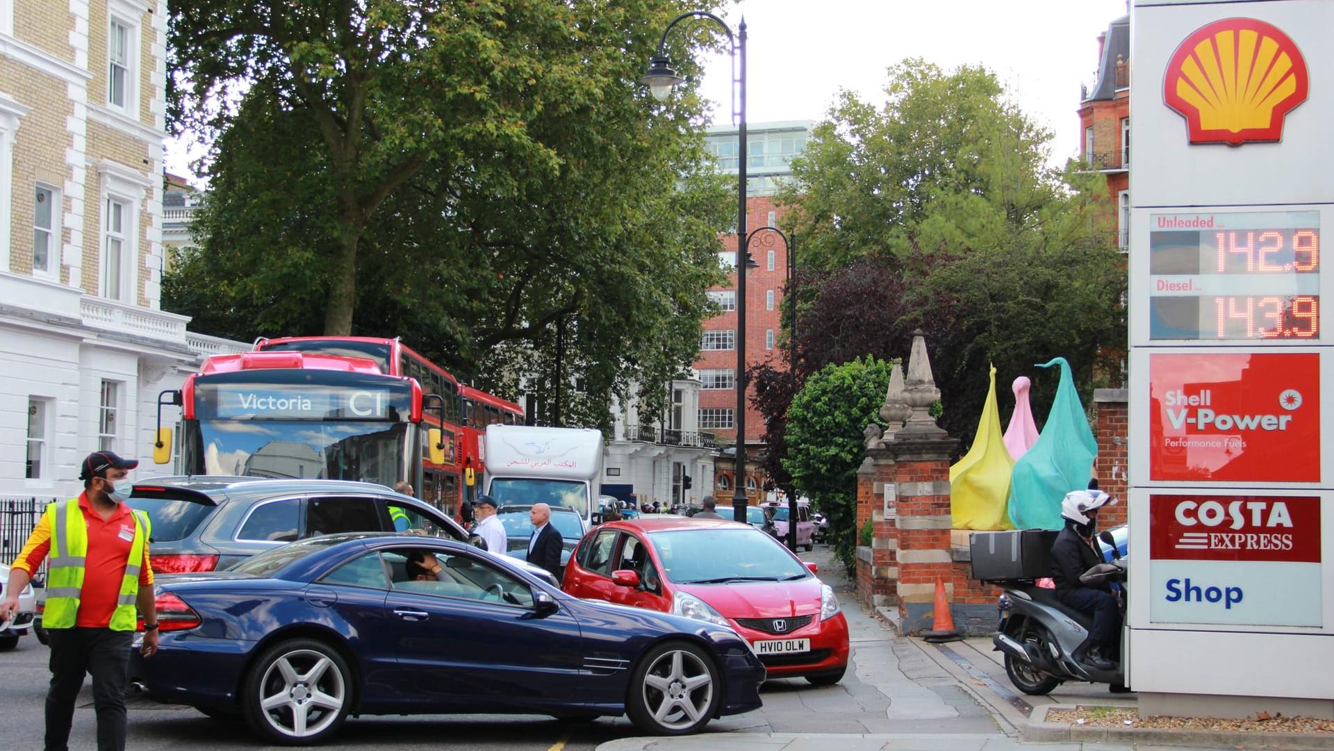 Schlange stehen für Benzin: Viele Tankstellen in Großbritannien haben kein Benzin mehr, bei allen anderen müssen die Kunden viel Zeit mitbringen.