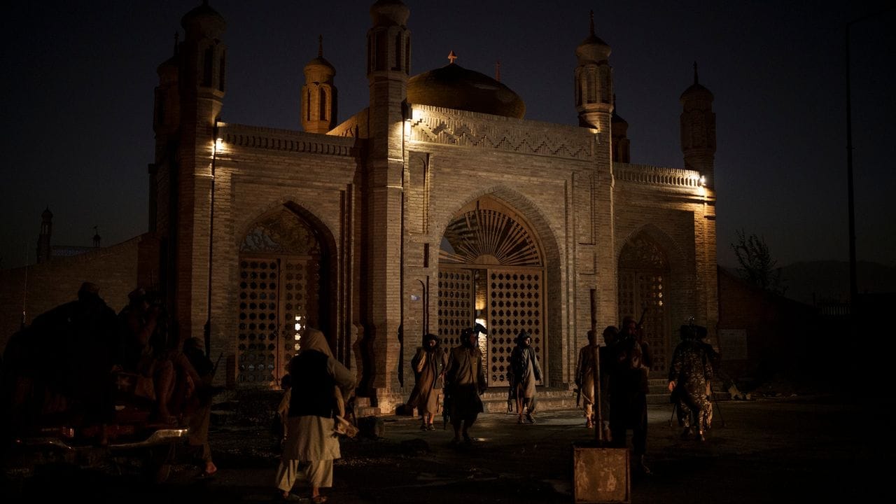 Kämpfer der Taliban stehen nach einer Explosion am Eingang der Eidgah-Moschee in Kabul.