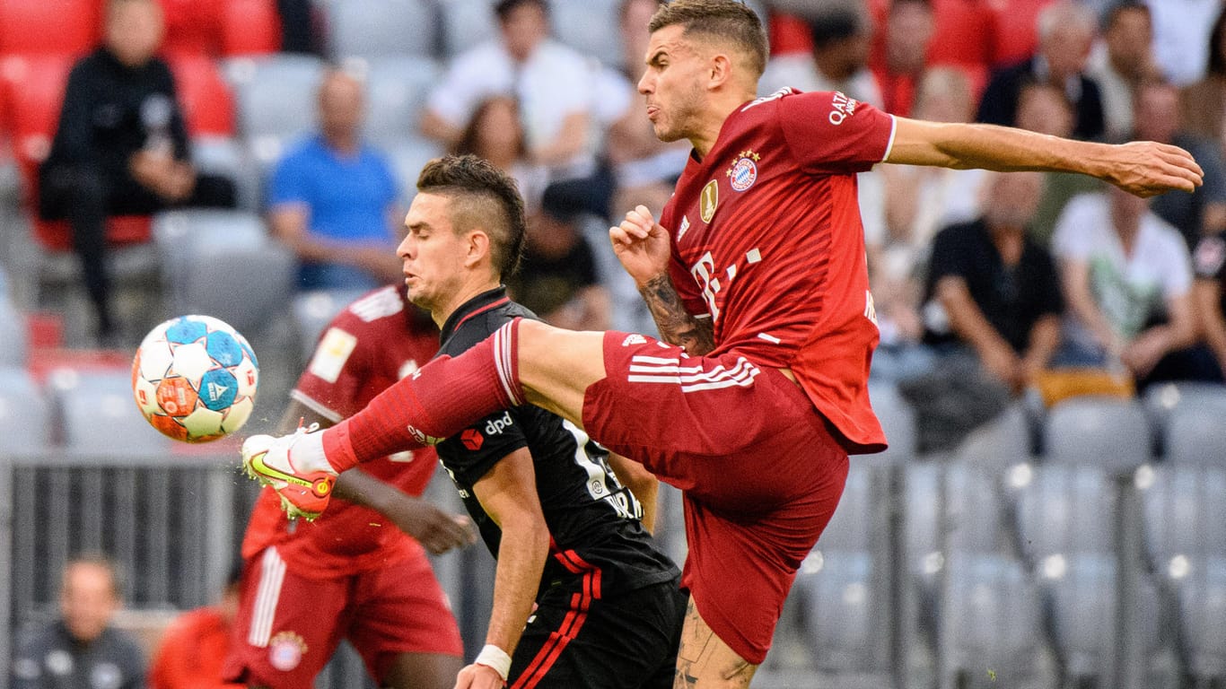 Stellvertretend für eine intensive Partie: Bayerns Lucas Hernandez (r.) versucht Frankfurts Rafael Borré den Ball mit viel Einsatz abzunehmen.
