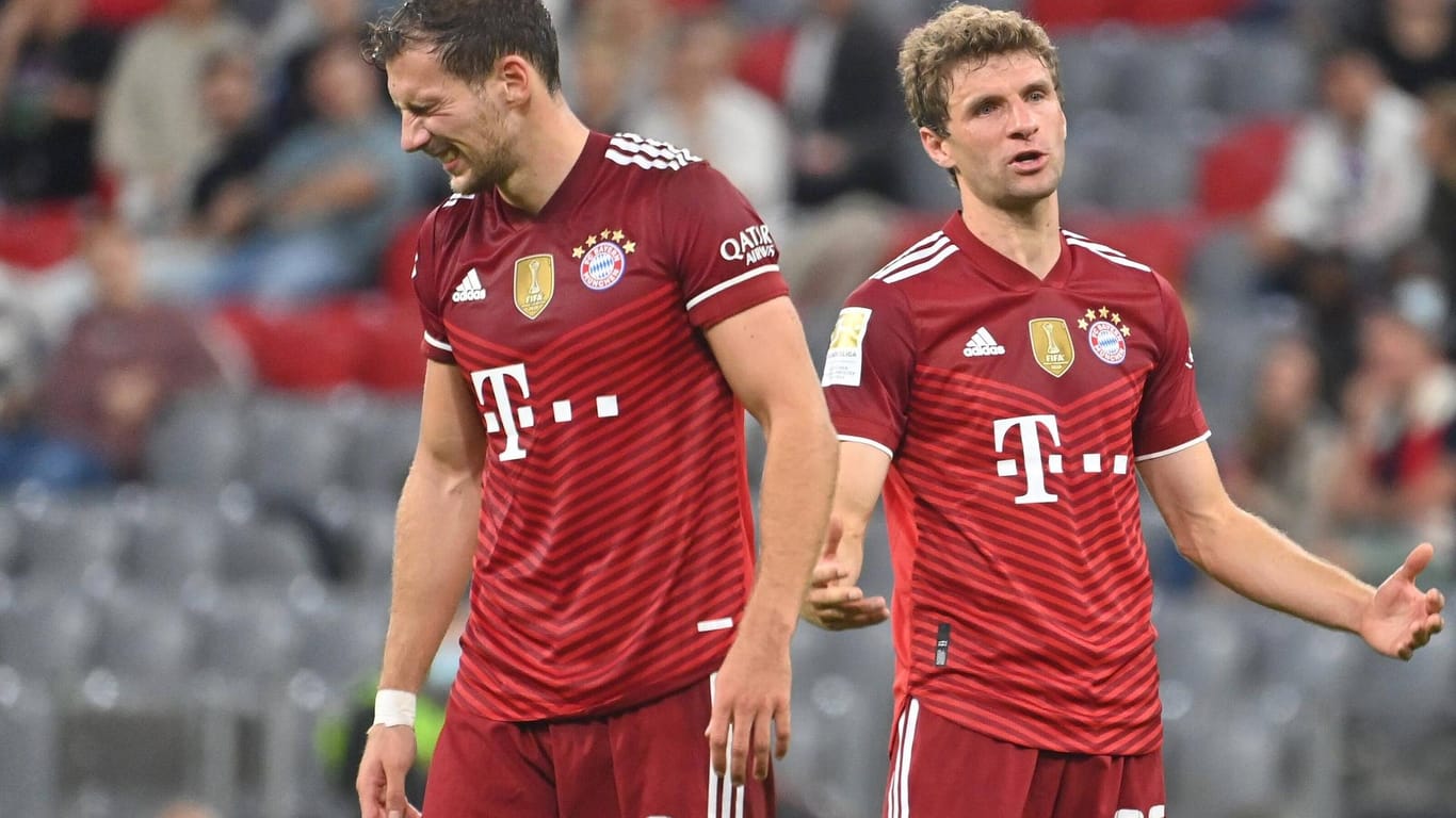 Können es nicht fassen: Leon Goretzka und Thomas Müller verloren mit Bayern trotz zahlreicher Chancen 1:2 gegen Frankfurt.
