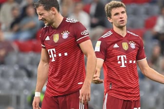 Können es nicht fassen: Leon Goretzka und Thomas Müller verloren mit Bayern trotz zahlreicher Chancen 1:2 gegen Frankfurt.