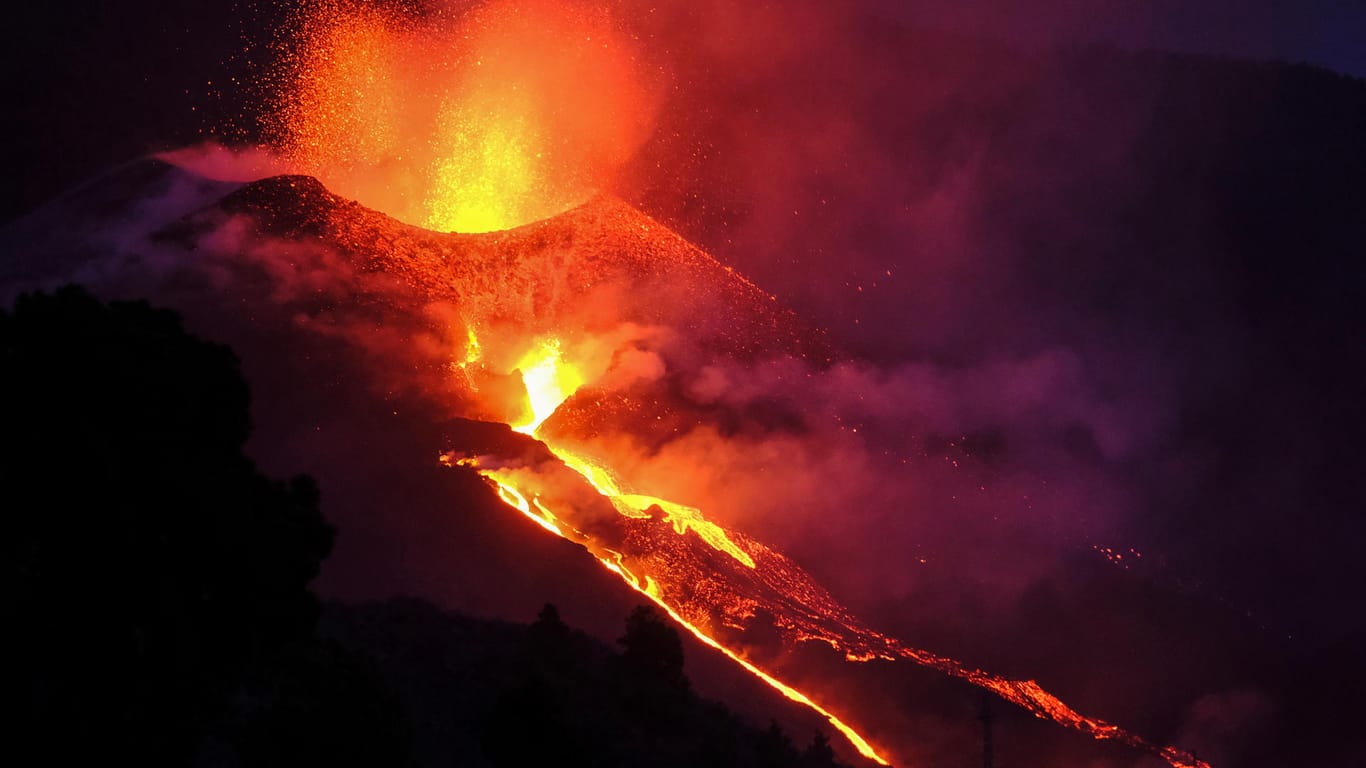 Lava fließt aus dem Vulkan auf La Palma.