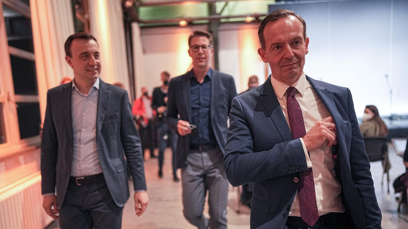 Paul Ziemiak (CDU, l.), Markus Blume (CSU, M.), Volker Wissing (FDP, r.): Die drei Generalsekretäre informierten nach den ersten Gesprächen ihrer Parteien
