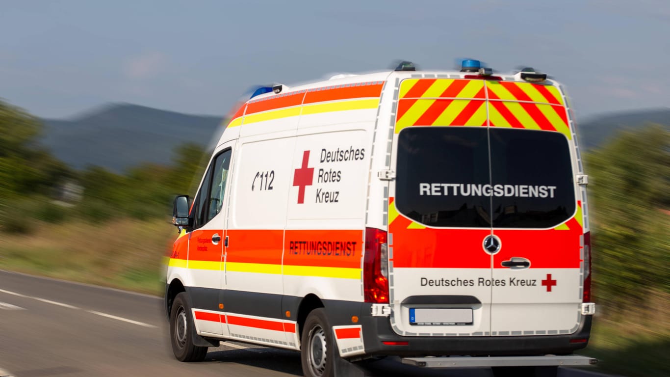 Ein Rettungswagen fährt auf einer Landstraße (Symbolbild). In Sachsen-Anhalt mussten zehn Kinder nach einem Reizgasangriff ins Krankenhaus.