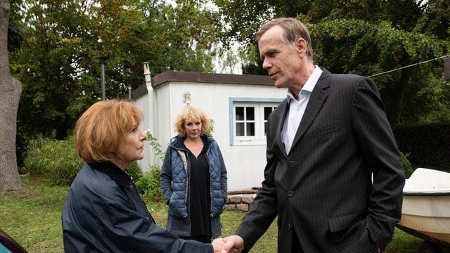 Charlottes (Hannelore Hoger, l) spricht mit Rechtsanwalt Johansen (Morten Sasse Suurballe), dahinter sieht Mara (Nina Hoger) in einer Szene des Films "Zurück ans Meer" zu.