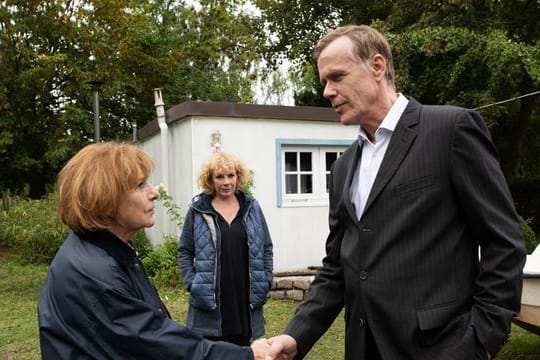 Charlottes (Hannelore Hoger, l) spricht mit Rechtsanwalt Johansen (Morten Sasse Suurballe), dahinter sieht Mara (Nina Hoger) in einer Szene des Films "Zurück ans Meer" zu.