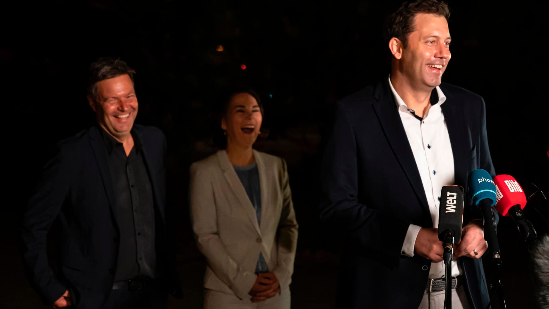 Sie haben gut lachen: Robert Habeck (l.) und Annalena Baerbock von den Grünen mit SPD-Generalsekretär Lars Klingbeil bei einer Pressekonferenz nach gemeinsamen Gesprächen.