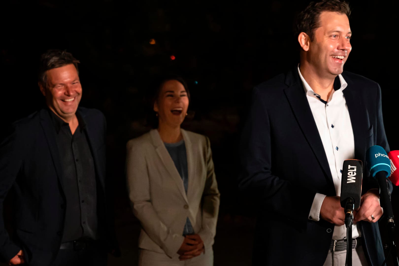 Sie haben gut lachen: Robert Habeck (l.) und Annalena Baerbock von den Grünen mit SPD-Generalsekretär Lars Klingbeil bei einer Pressekonferenz nach gemeinsamen Gesprächen.