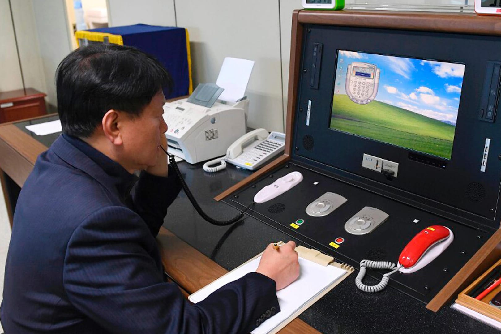 Ein südkoreanischer Regierungsbeamter spricht mit einem mit einem nordkoreanischen Offizier (Archivbild). Nach langer Pause sind die Telefone und Faxgeräte wieder eingeschaltet worden.