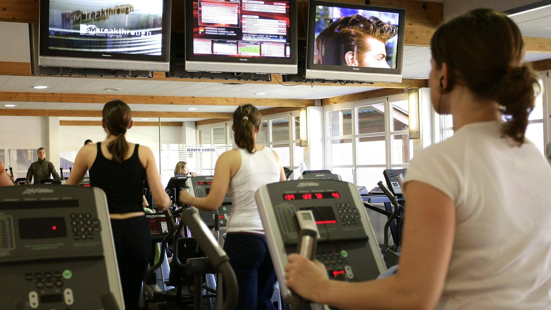 Frauen trainieren in einem Fitnessstudio (Archivbild). Der Städtetagspräsident empfiehlt, diese und andere Einrichtungen nur für Geimpfte und Genesene zu öffnen.