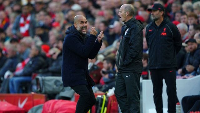 City-Trainer Pep Guardiola (l) war begeistert nach dem 2:2 in Liverpool. City-Trainer Pep Guardiola (l) war begeistert nach dem 2:2 in Liverpool.