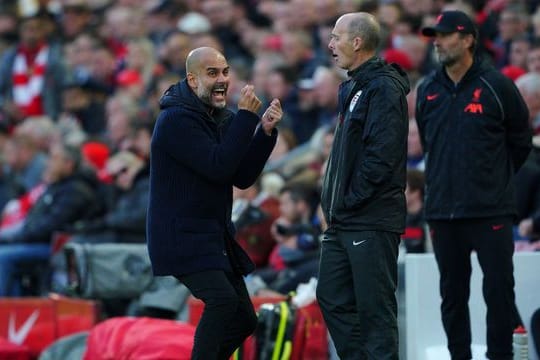 City-Trainer Pep Guardiola (l) war begeistert nach dem 2:2 in Liverpool.