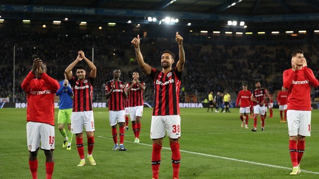 Leverkusens Moussa Diaby (l-r), Nadiem Amiri, Odilon Kossounou, Karim Bellarabi und Patrik Schick feiern den Sieg bei Spielende. Leverkusens Moussa Diaby (l-r), Nadiem Amiri, Odilon Kossounou, Karim Bellarabi und Patrik Schick feiern den Sieg bei Spielende.