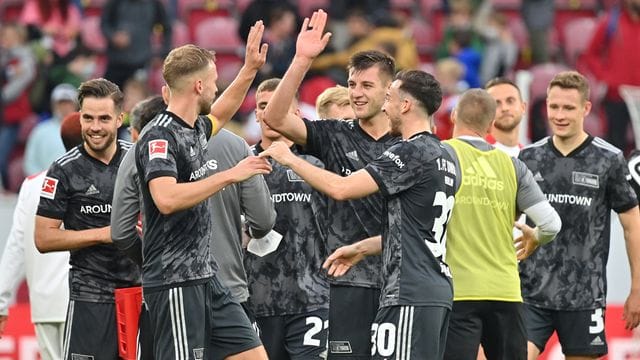 Die Berliner Mannschaft jubelt nach dem Schlusspfiff.