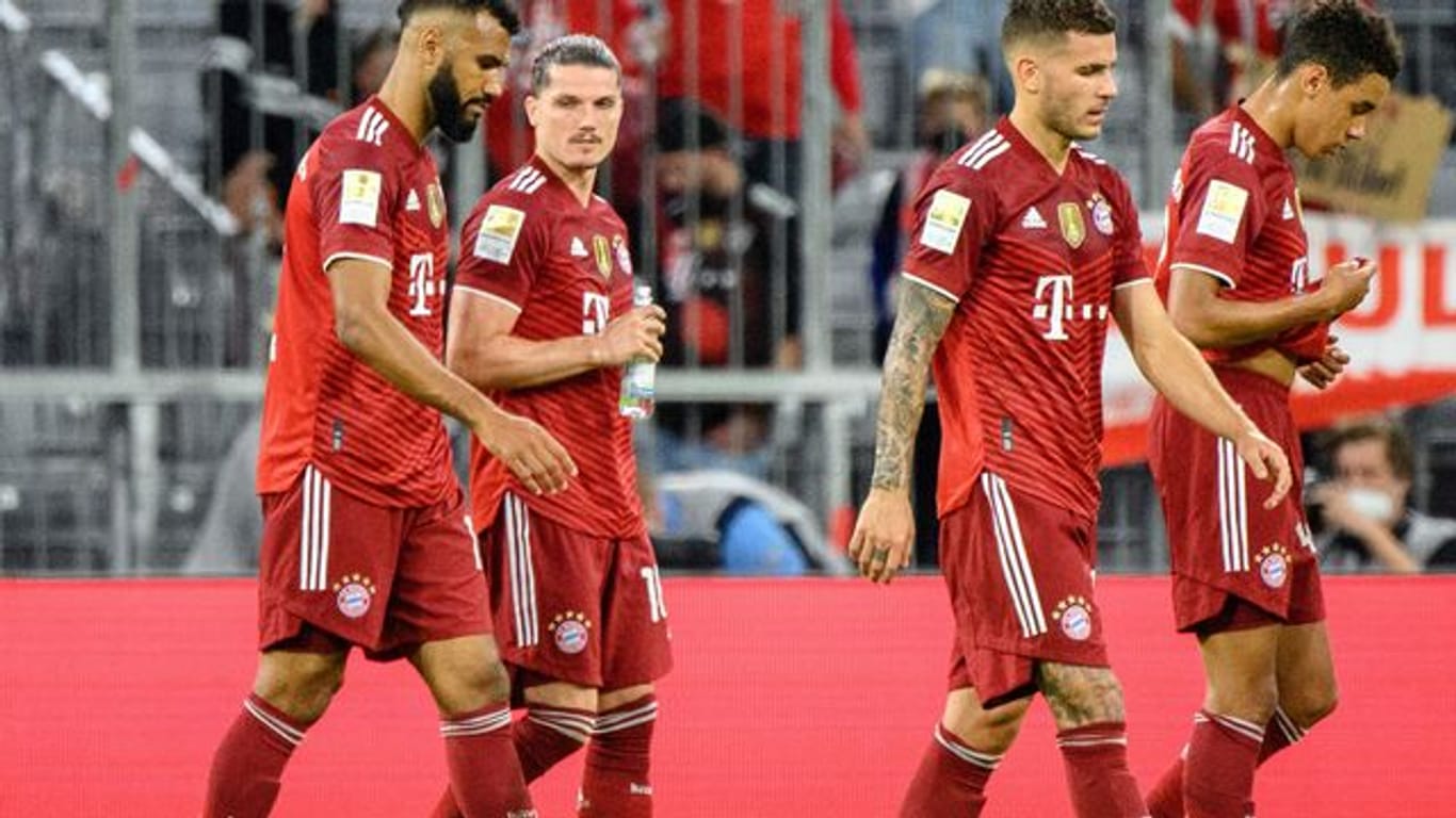 Münchens Spieler gehen enttäuscht vom Platz - das Spiel endete 1:2.