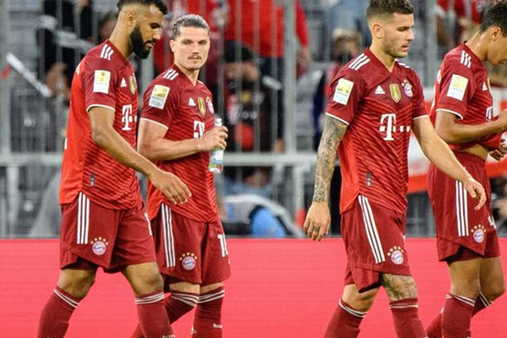 Münchens Spieler gehen enttäuscht vom Platz - das Spiel endete 1:2.
