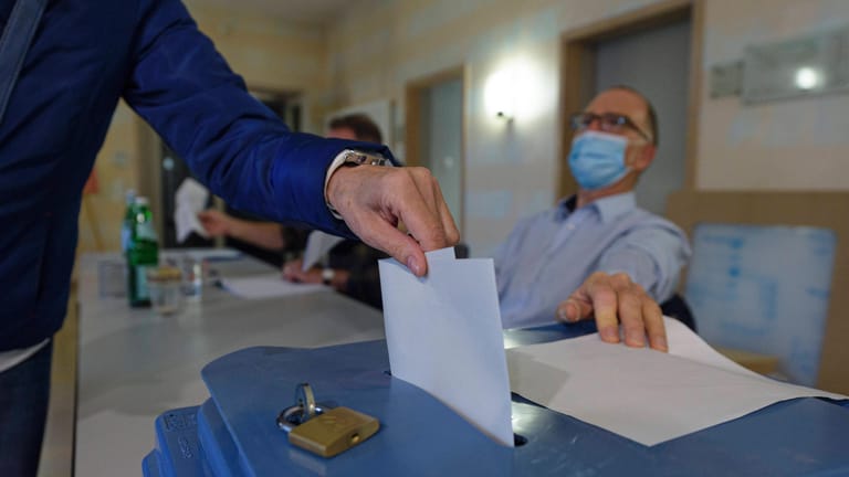 Ein Mann gibt bei der Bundestagswahl seine Stimmen ab: Beim verfassungsgericht sind mehrere Klagen und Eilantröäge gegen die Wahl eingegangen.
