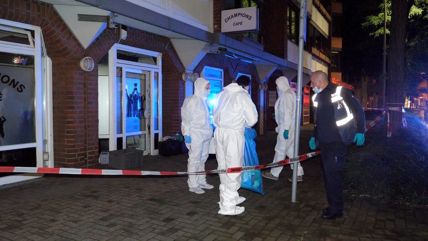 Vor der Bar in der Delmenhorster Innenstadt werden Spuren gesichert: Hier soll ein Mann durch Messerstiche zu Tode gekommen sein.