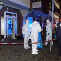 Vor der Bar in der Delmenhorster Innenstadt werden Spuren gesichert: Hier soll ein Mann durch Messerstiche zu Tode gekommen sein.