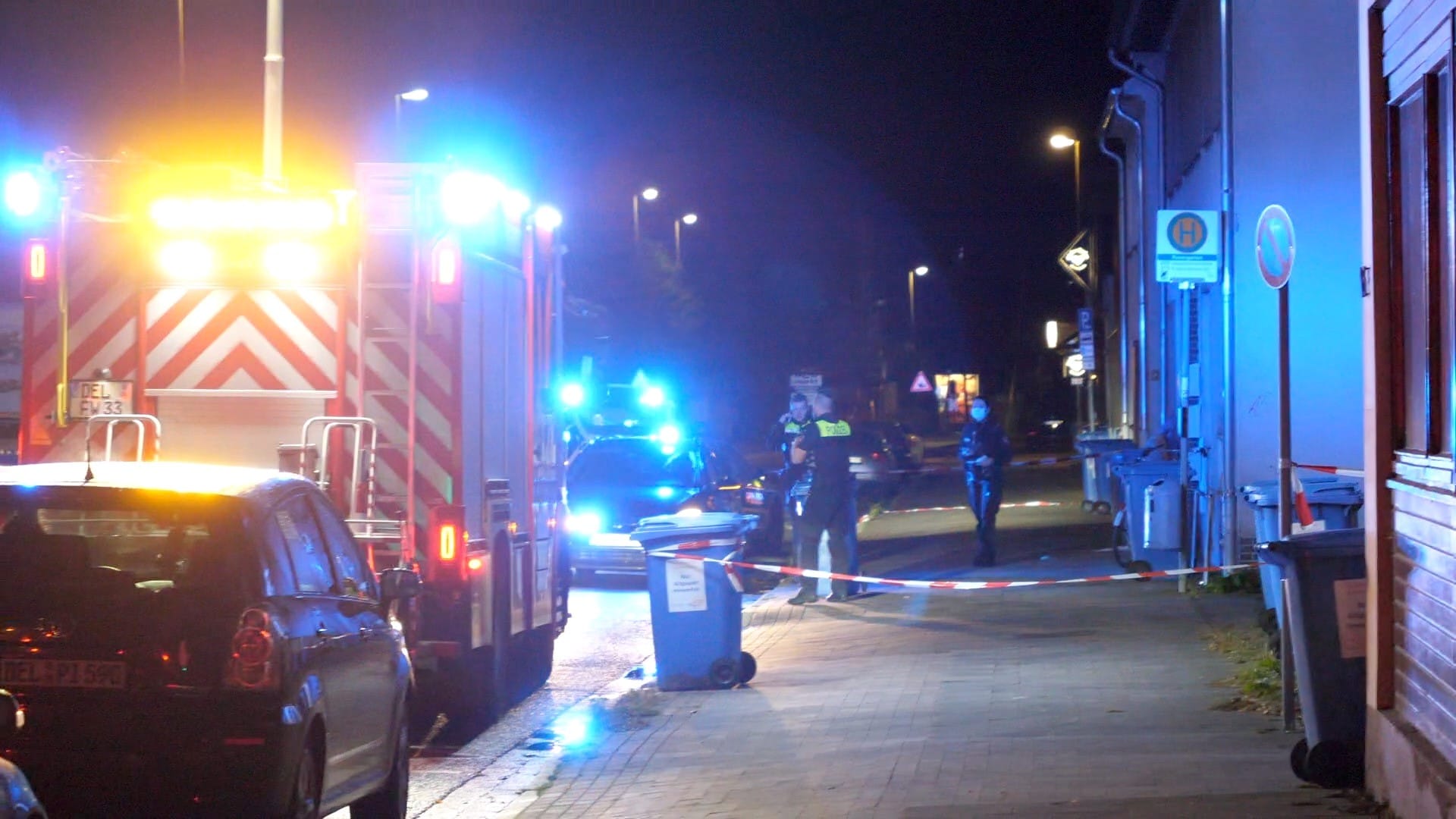 Der erste Tatort in der Grünen Straße: Die Polizei sichert den Tatort, an dem der Täter auf seine eigene Frau eingestochen haben soll.