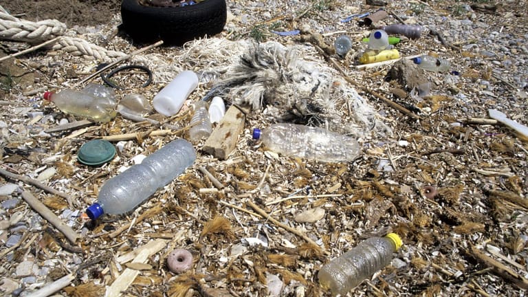Müll am Strand der spanischen Insel Ibiza: Forscher haben nun errechnet, wie stark belastet das Mittelmeer ist.
