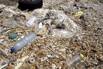 Müll am Strand der spanischen Insel Ibiza: Forscher haben nun errechnet, wie stark belastet das Mittelmeer ist.