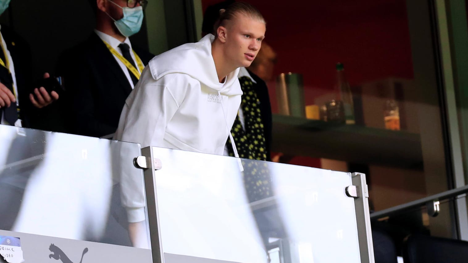 Zum Zugucken verdammt: Der verletzte Haaland beim Spiel gegen Augsburg auf der Tribüne. Zum Zugucken verdammt: Der verletzte Haaland beim Spiel gegen Augsburg auf der Tribüne.