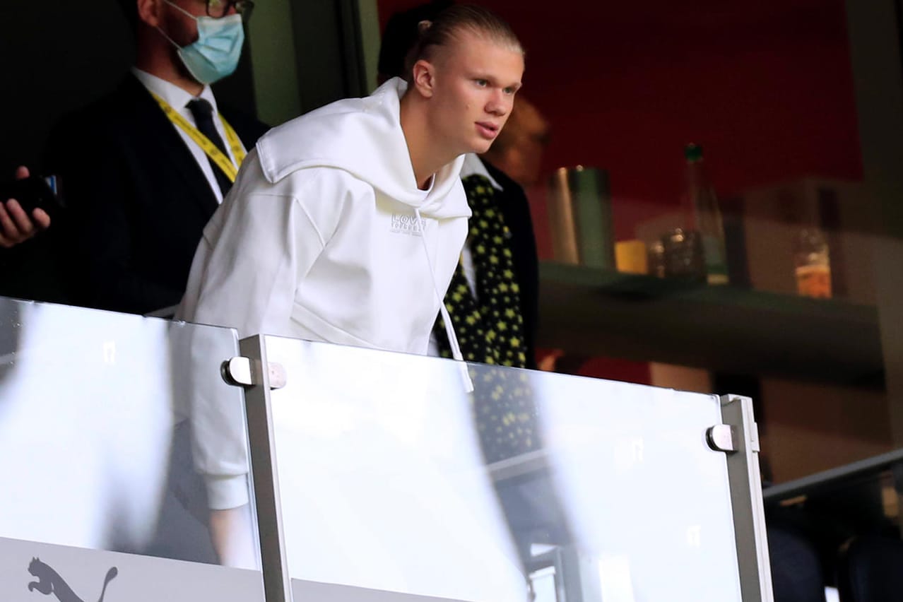 Zum Zugucken verdammt: Der verletzte Haaland beim Spiel gegen Augsburg auf der Tribüne.