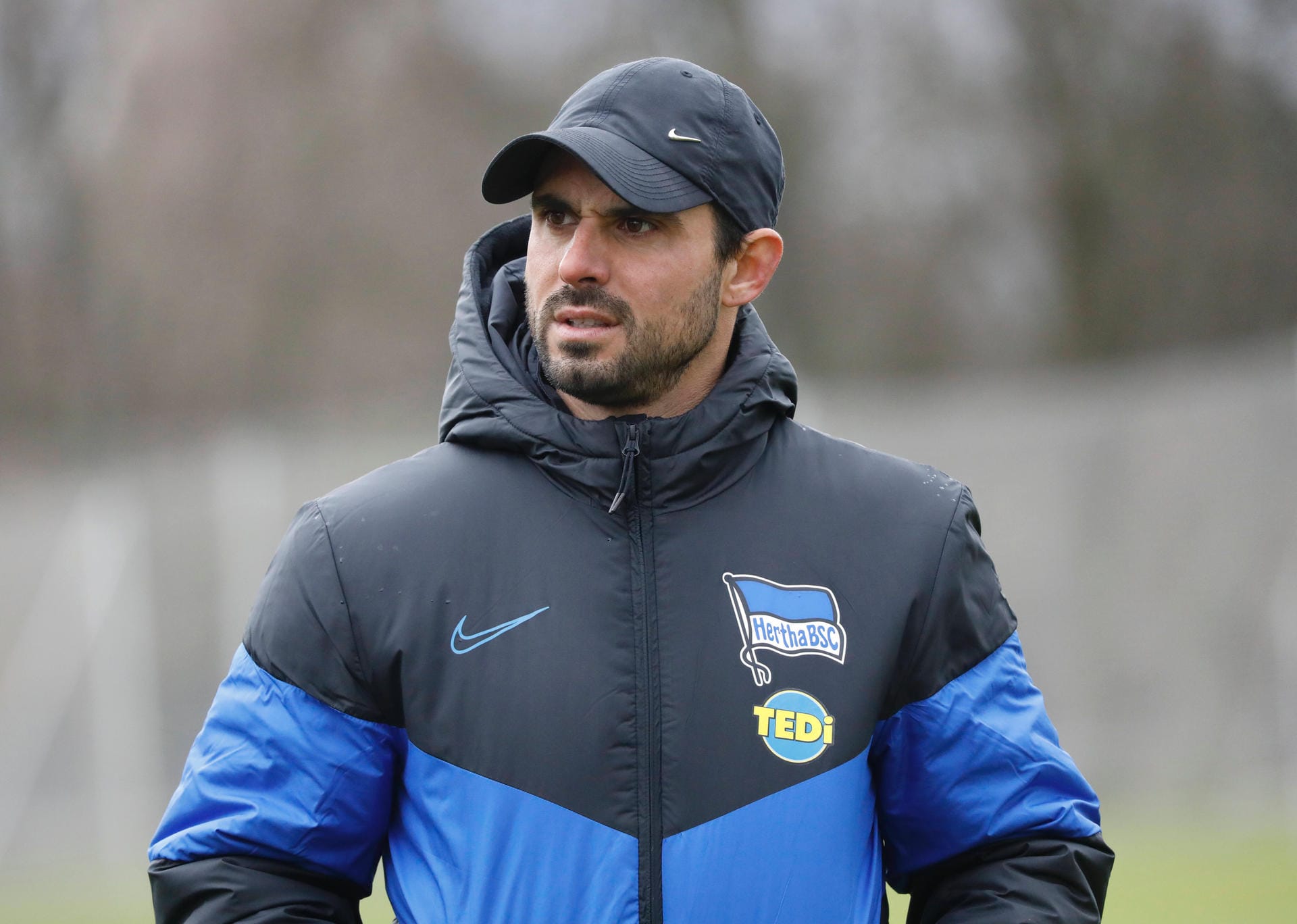 Alexander Nouri: Der Trainer im Dress von Hertha BSC. Hier fungierte er zuletzt als Interimstrainer, nachdem Jürgen Klinsmann nach einer turbulenten Zeit gehen musste. Doch auch Nouri nahm seit April 2020 keine neue Stelle mehr als Coach an.