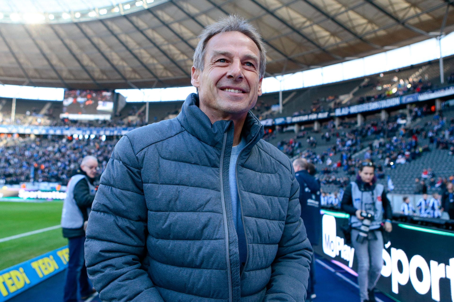 Jürgen Klinsmann: Wo wir schon beim früheren Nationaltrainer wären. Nach seiner erfolgreichen Zeit beim DFB-Team endete die Klinsmann-Ära 2006 mit dem 3. Platz beim "Sommermärchen". Danach zog es den gebürtigen Göppinger kurz zum FC Bayern und dann in die USA. Als Trainer von Hertha BSC machte "Klinsi" genau 10 Spiele, nahm seit Februar 2020 nicht wieder auf einer Trainerbank platz.