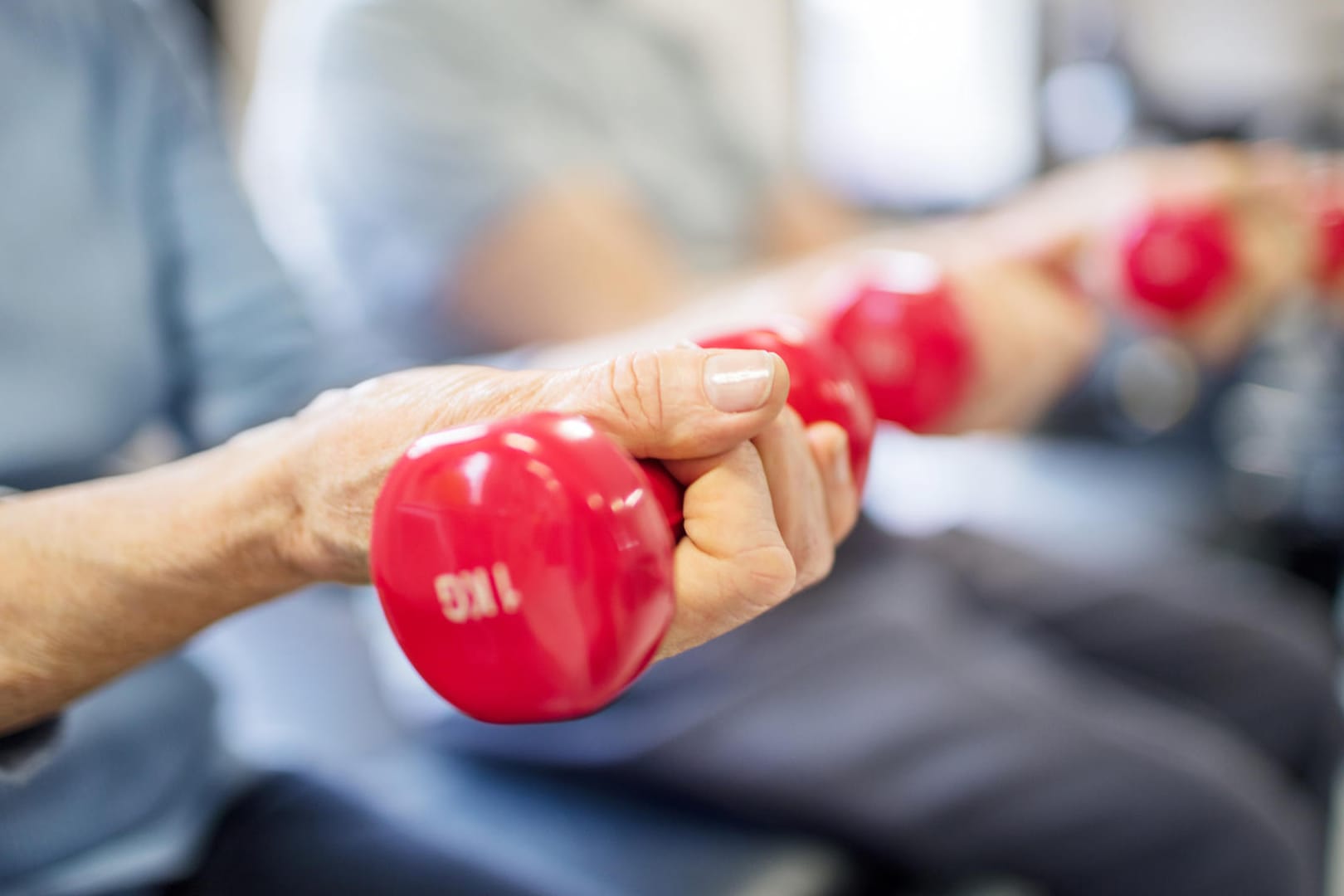 Muskeltraining: Regelmäßige Einheiten können das Osteoporose-Risiko senken.