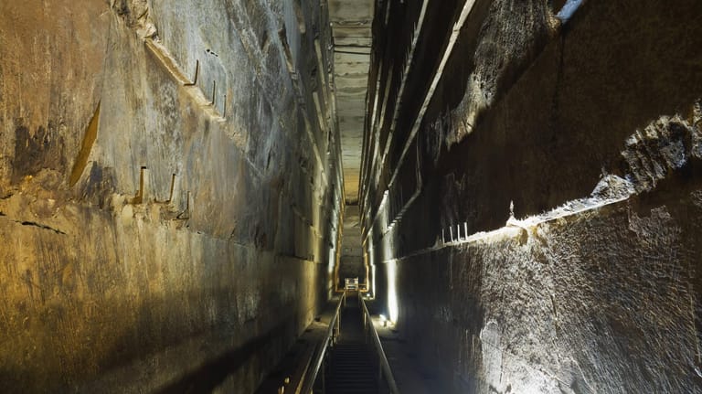 "Große Galerie" im Inneren der Cheops-Pyramide: Forscher konnten 2017 durch kosmische Strahlung eine weitere Kammer ausfindig machen.