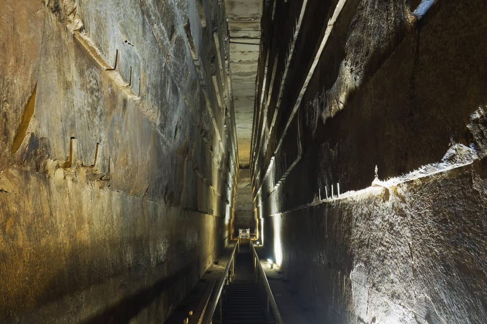 "Große Galerie" im Inneren der Cheops-Pyramide: Forscher konnten 2017 durch kosmische Strahlung eine weitere Kammer ausfindig machen.