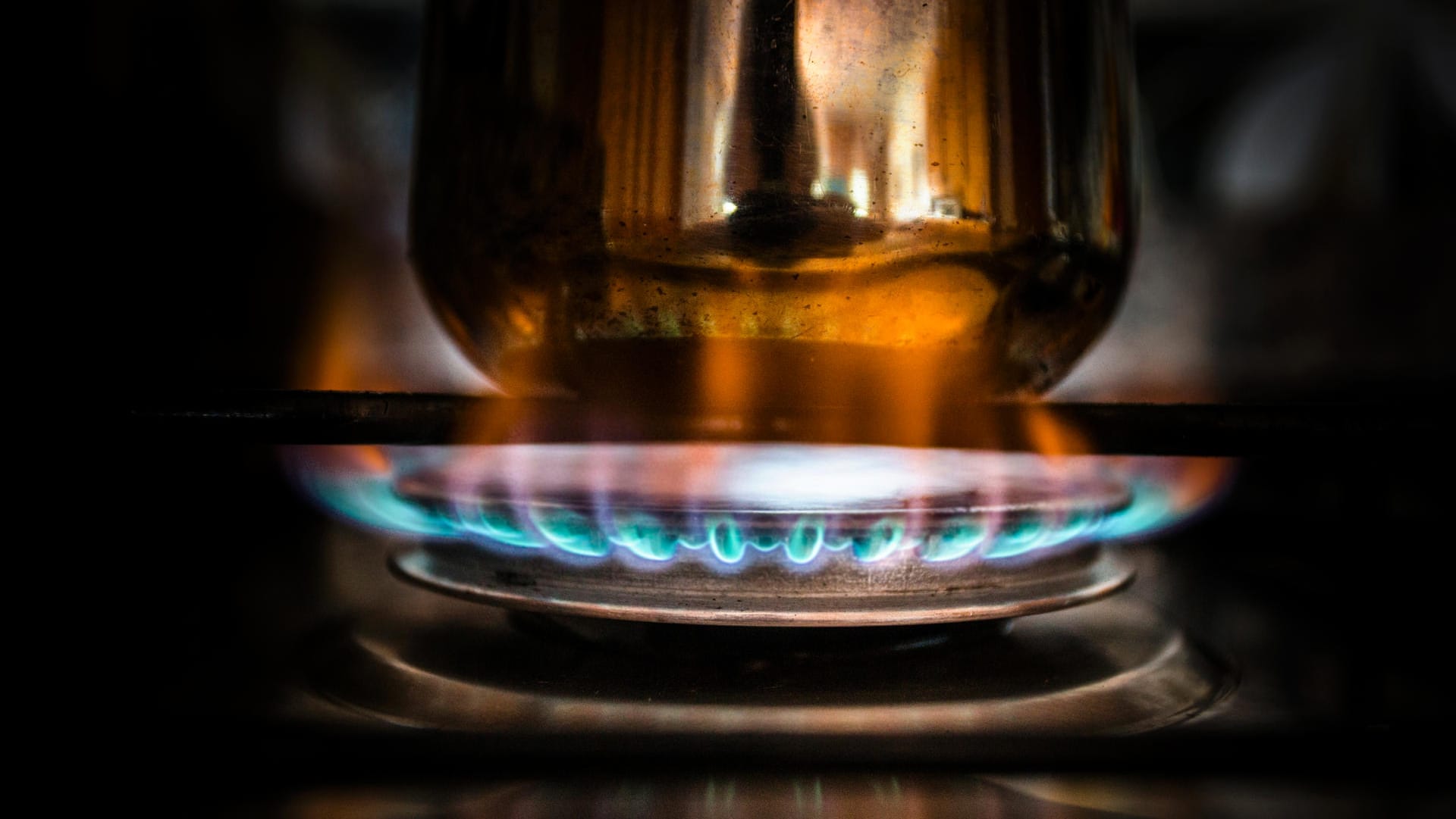 Kochen auf dem Gasherd (Symbolbild): Verbraucher treiben die steigenden Energiepreise zunehmend in die Ecke.