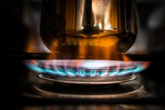 Kochen auf dem Gasherd (Symbolbild): Verbraucher treiben die steigenden Energiepreise zunehmend in die Ecke.