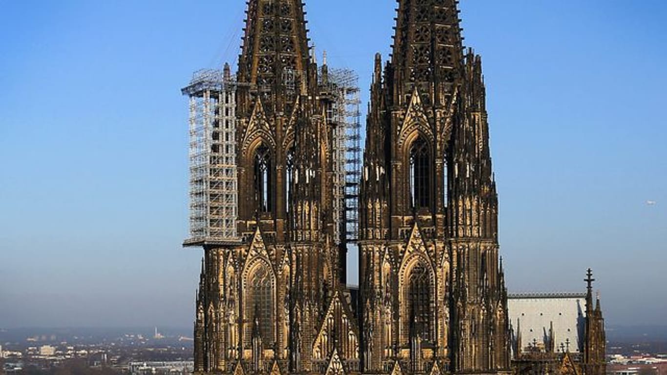 Die Westfassade des Kölner Doms mit dem Baugerüst (Archivbild): Bei gutem Wetter kann das Gerüst am Dienstag abgetragen werden.