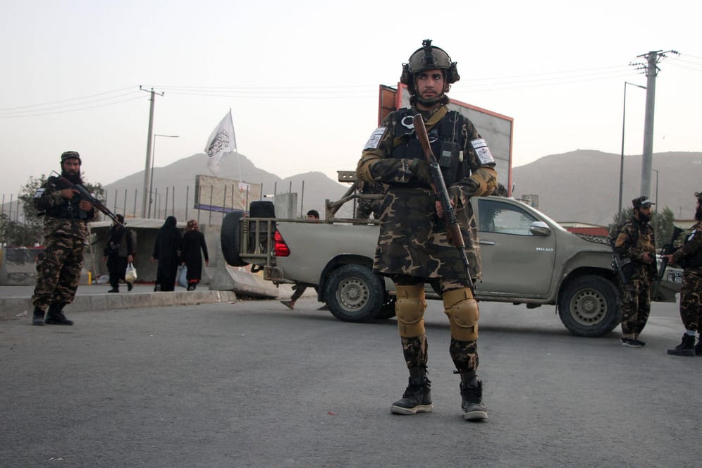 Mitglied der Taliban in Kabul: Die afghanischen Machthaber haben nach eigenen angaben eine IS-Zelle zerschlagen.