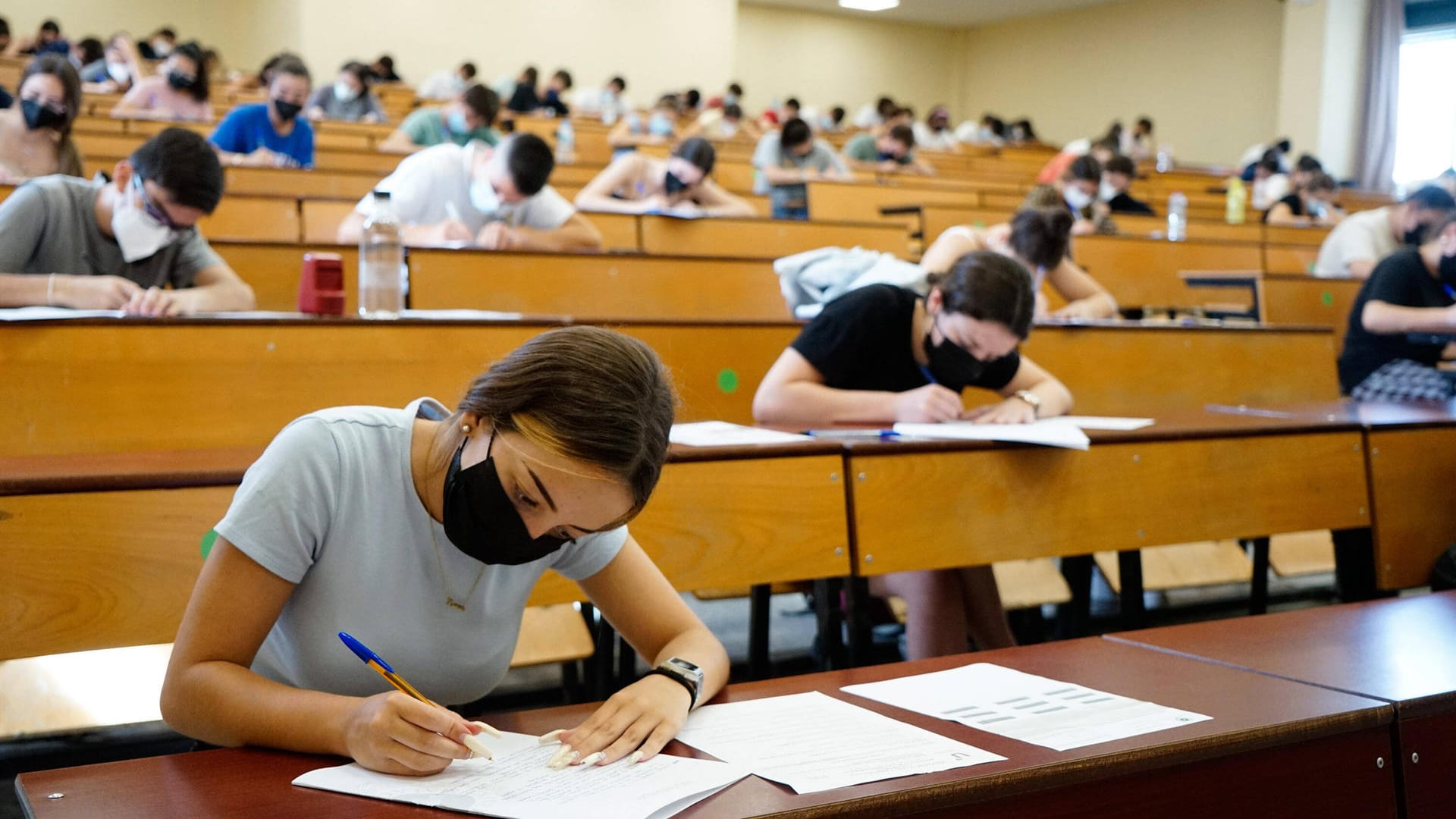Studentinnen und Studenten sitzen mit Masken und Abstand in einem Hörsaal (Archivbild): In Bayern startet das Semester mit Präsenzveranstaltungen – Schwangere werden an manchen Hochschulen aber davon ausgeschlossen. Studentinnen und Studenten sitzen mit Masken und Abstand in einem Hörsaal (Archivbild): In Bayern startet das Semester mit Präsenzveranstaltungen – Schwangere werden an manchen Hochschulen aber davon ausgeschlossen.