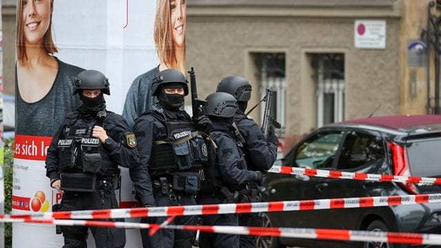 Polizeikräfte vor der berufsbildenden Schule: Sie wurde am Montag nach einer Drohung evakuiert. Polizeikräfte vor der berufsbildenden Schule: Sie wurde am Montag nach einer Drohung evakuiert.