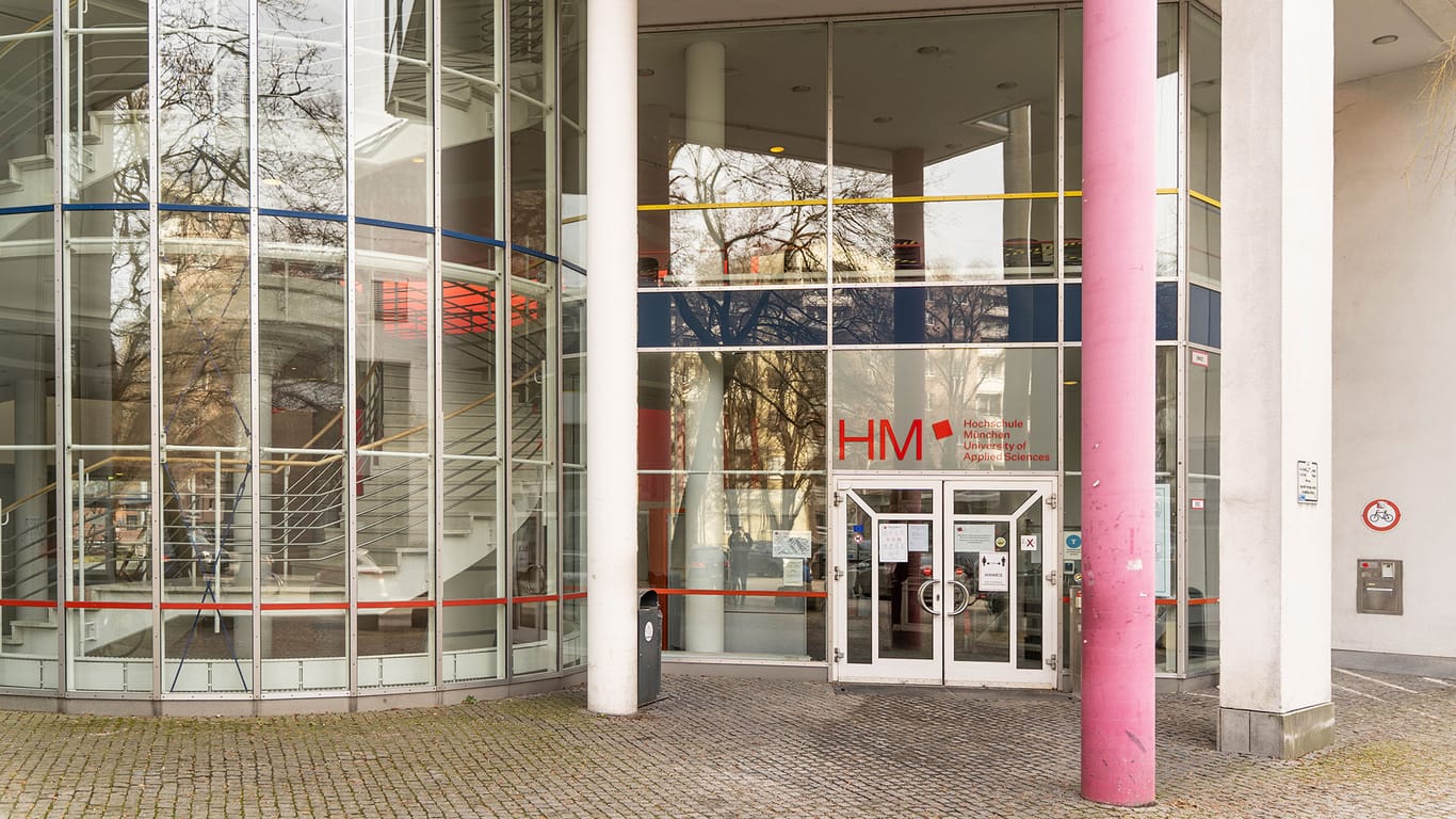 Haupteingang der Hochschule München am Campus Lothstraße (Archivbild): Die Präsenzveranstaltungen gehen wieder los.