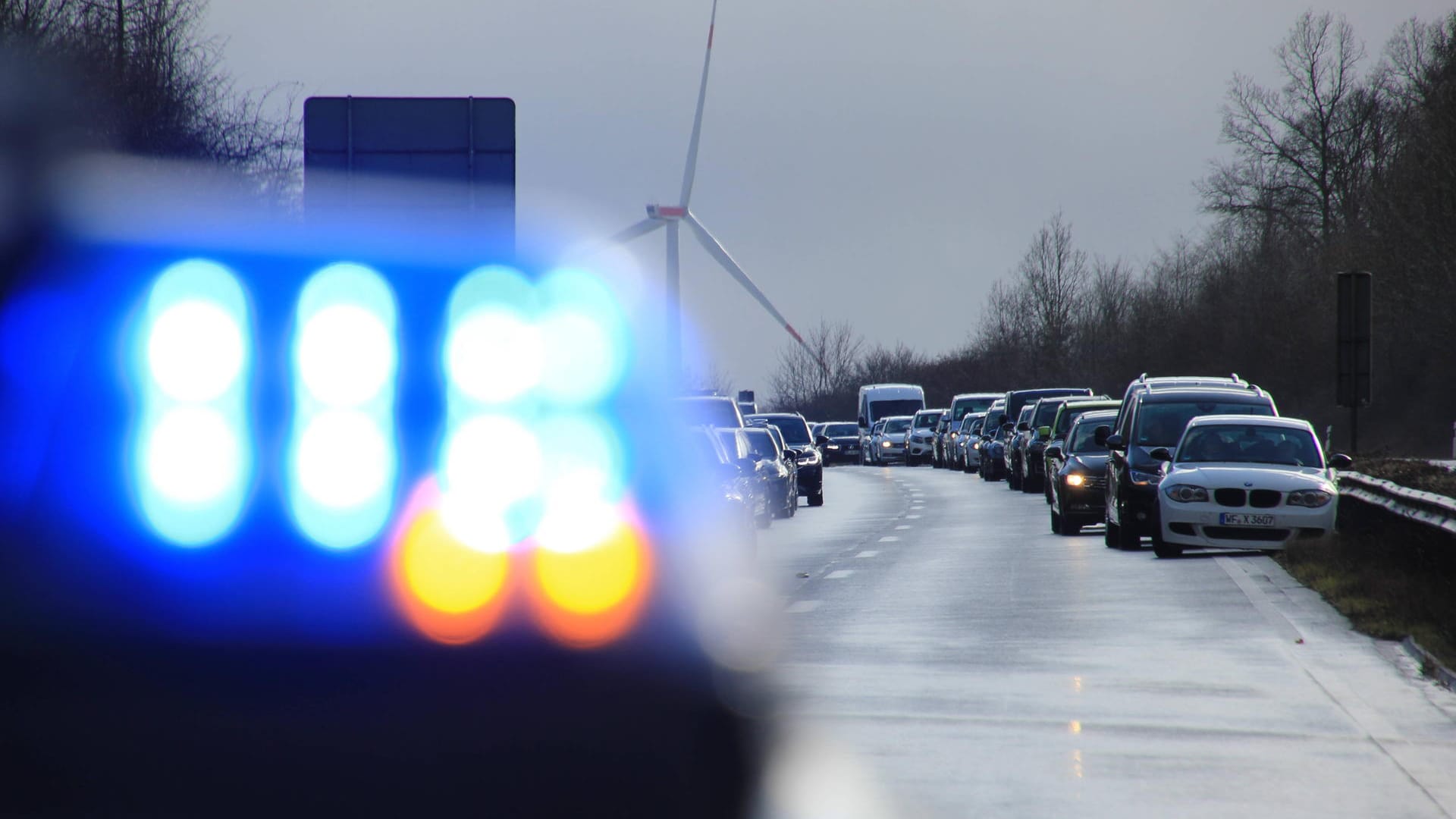 Die Polizei steht vor einer Rettungsgasse (Archivbild): In Dortmund haben Beamte werdende Eltern in den Kreissaal gebracht.
