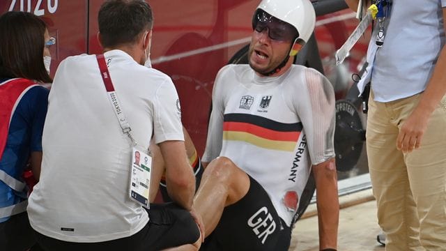 Roger Kluge sitzt nach einem Sturz im Izu Velodrome auf dem Boden. Roger Kluge sitzt nach einem Sturz im Izu Velodrome auf dem Boden.