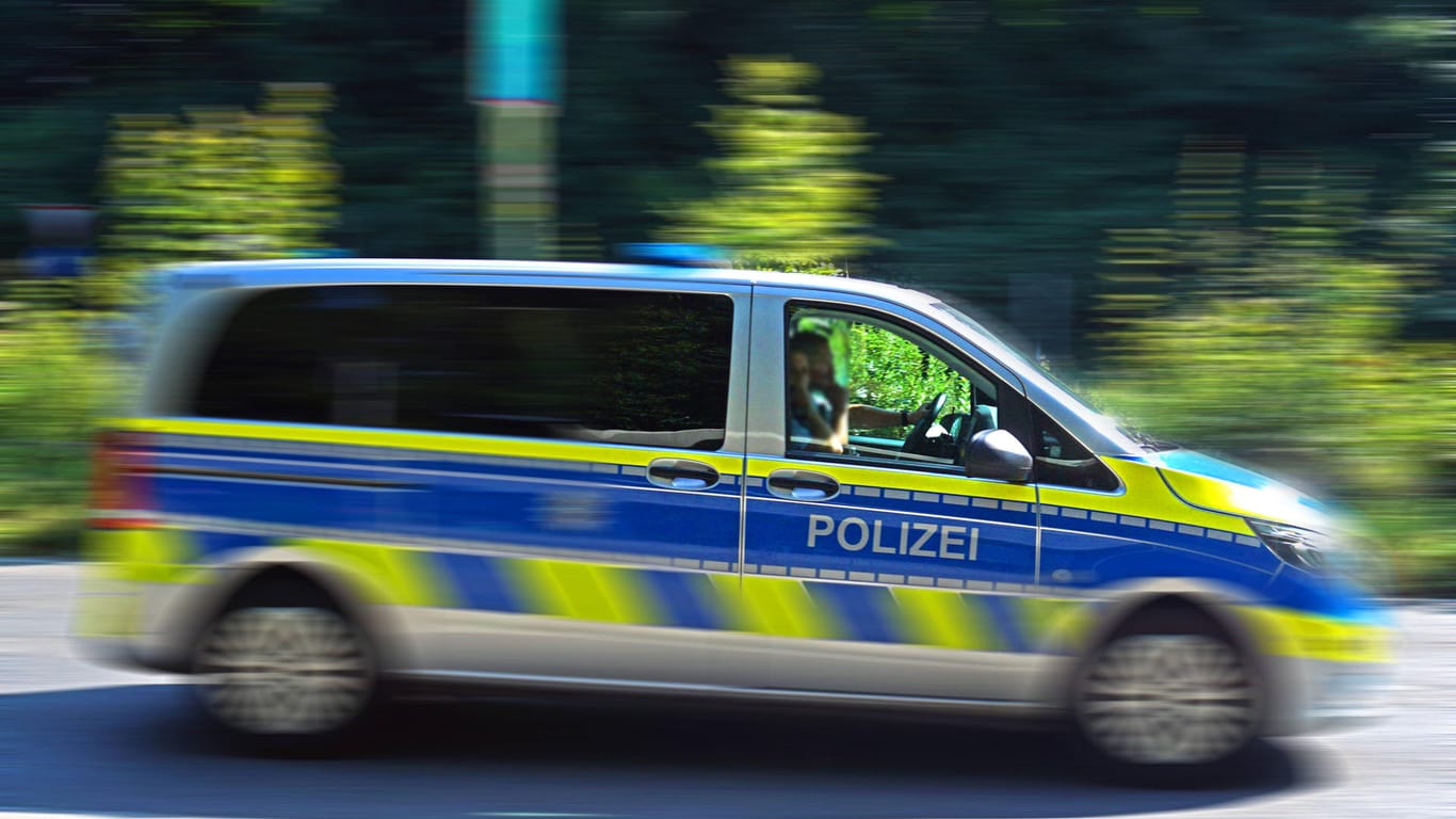 Polizeiauto in Essen (Symbolfoto): Dort ist ein Einsatzwagen am Wochenende zu Schaden gekommen.