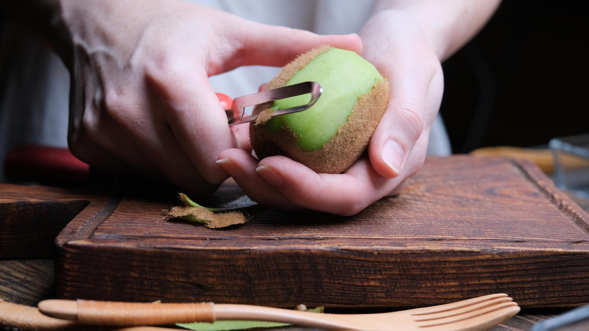 Kiwi: Mit dem Sparschäler geht besonders wenig Fruchtfleisch verloren.