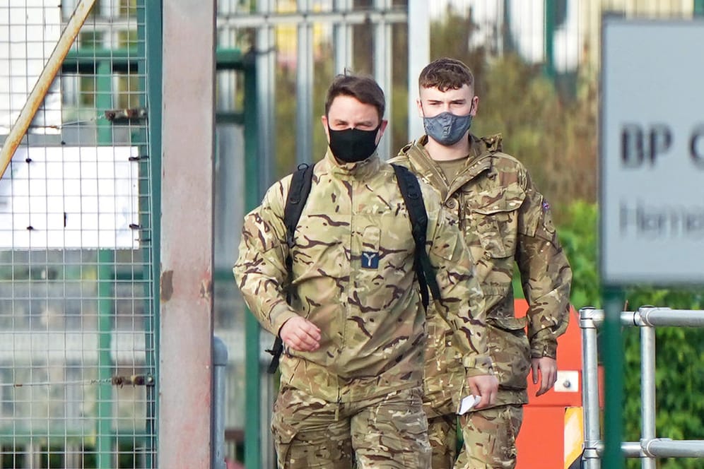 Soldaten vor einem Öllager des Konzerns BP: Die Streitkräfte sollen dabei helfen, die Versorgungskrise in Großbritannien zu lösen.