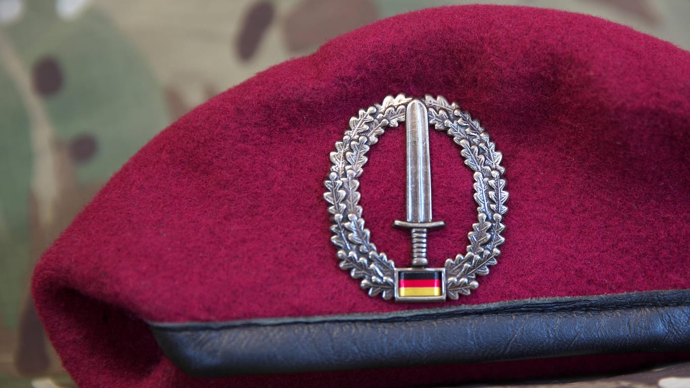 Kopfbedeckung mit Abzeichen des "Kommando Spezialkräfte" (KSK): Gegen Ex-Kommandeur Markus Kreitmayr wird wegen Trunkenheit am Steuer ermittelt.