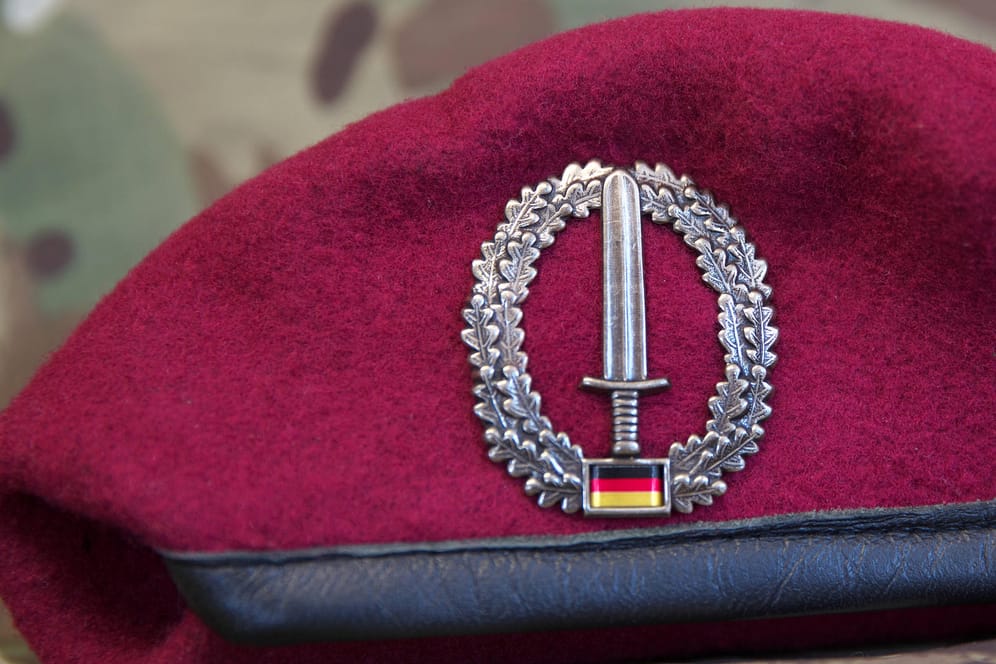 Kopfbedeckung mit Abzeichen des "Kommando Spezialkräfte" (KSK): Gegen Ex-Kommandeur Markus Kreitmayr wird wegen Trunkenheit am Steuer ermittelt.