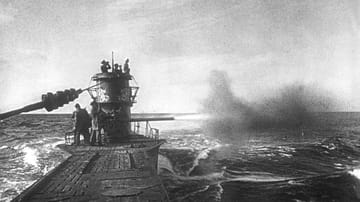 Deutsches Unterseeboot beim Angriff 1941 (Propagandaaufnahme): Die Kriegsmarine versuchte, Großbritannien vom Nachschub abzuschneiden.