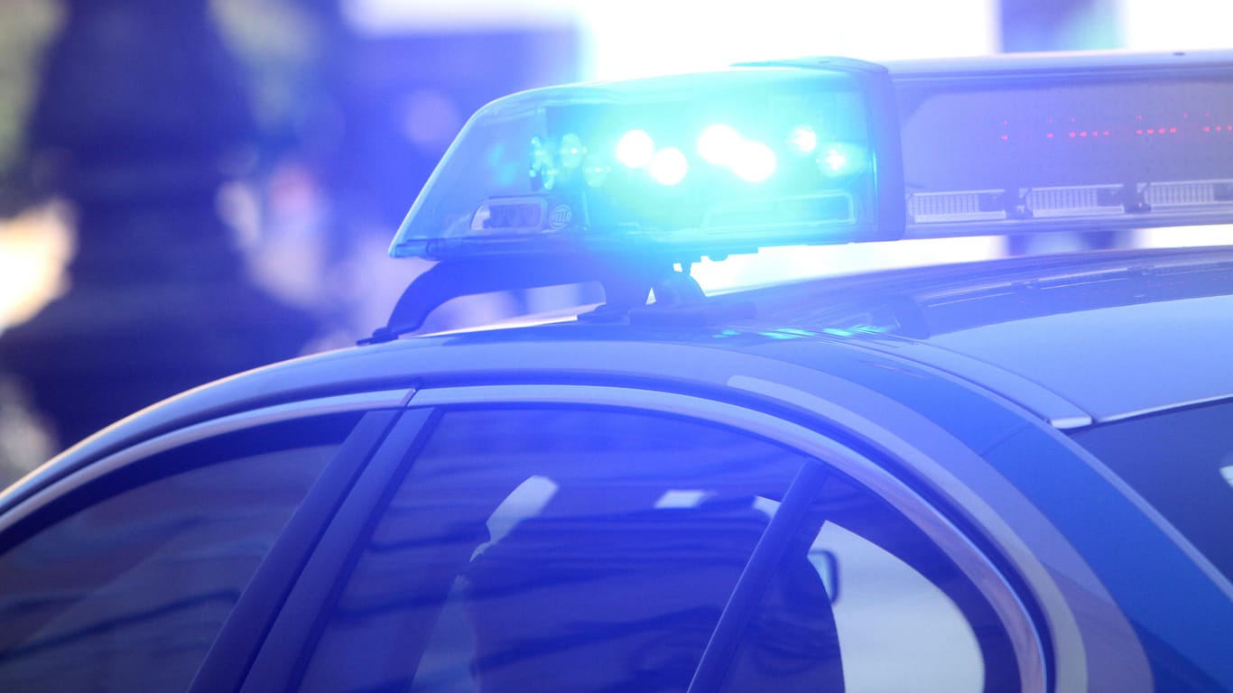 Ein Einsatzwagen der Polizei mit Blaulicht (Symbolbild): Ein weiterer Mann wurde in Neukölln angegriffen.